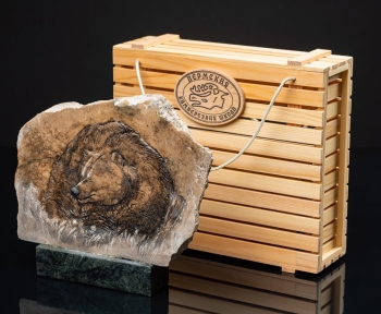 Панно "Медведь - символ Пермского края". Уральский поделочный камень, гравировка, тонировка; упаковка: ящик из деревянных реек